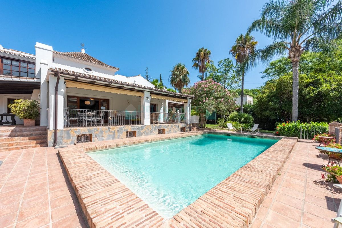 Villa for sale in El Paraiso, Estepona