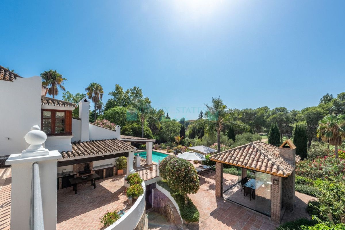 Villa for sale in El Paraiso, Estepona
