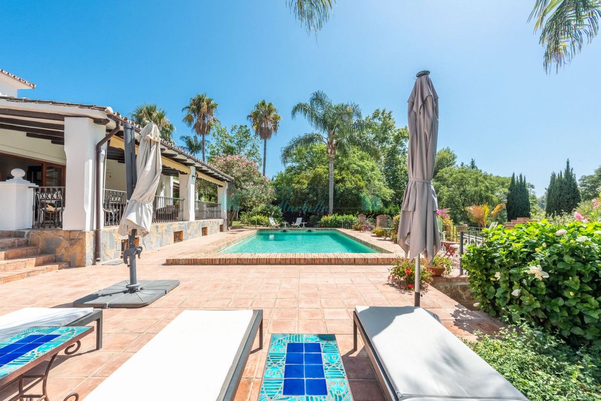 Villa for sale in El Paraiso, Estepona