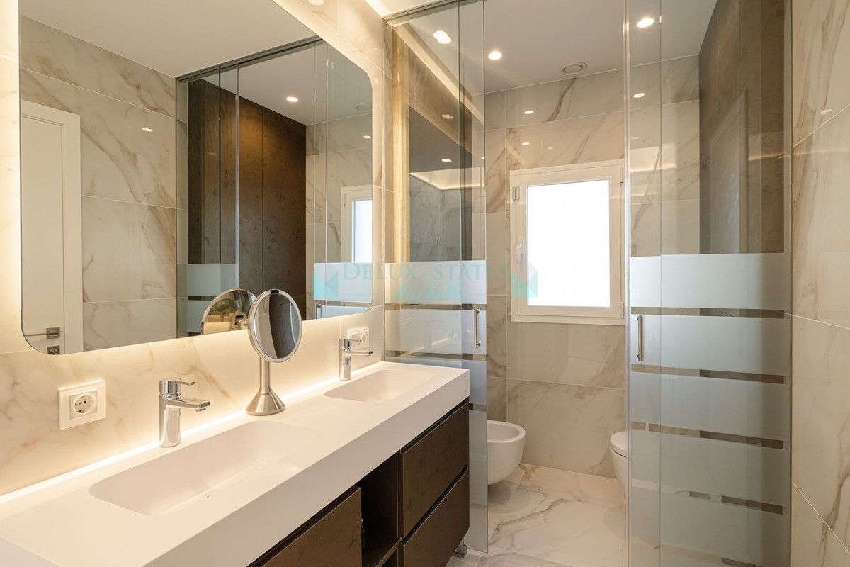 Villa for sale in El Paraiso, Estepona