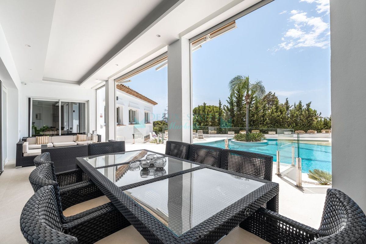 Villa for sale in El Paraiso, Estepona