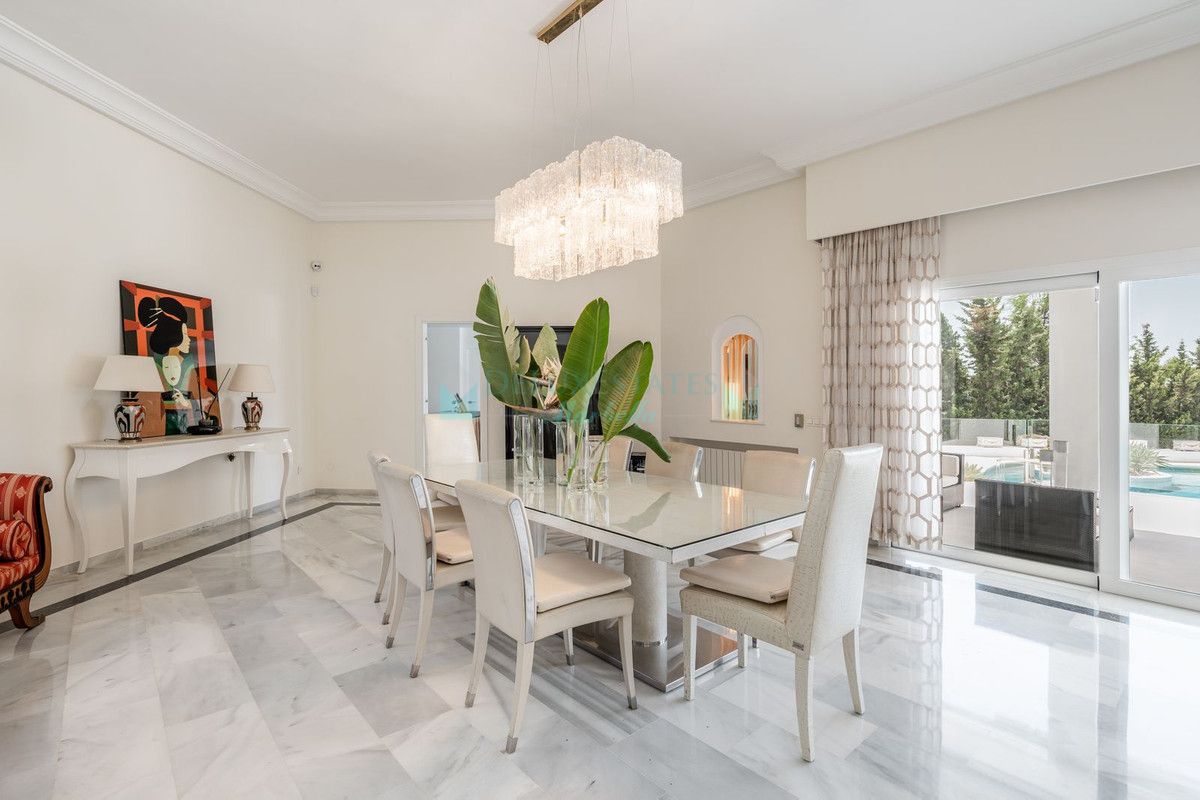 Villa for sale in El Paraiso, Estepona