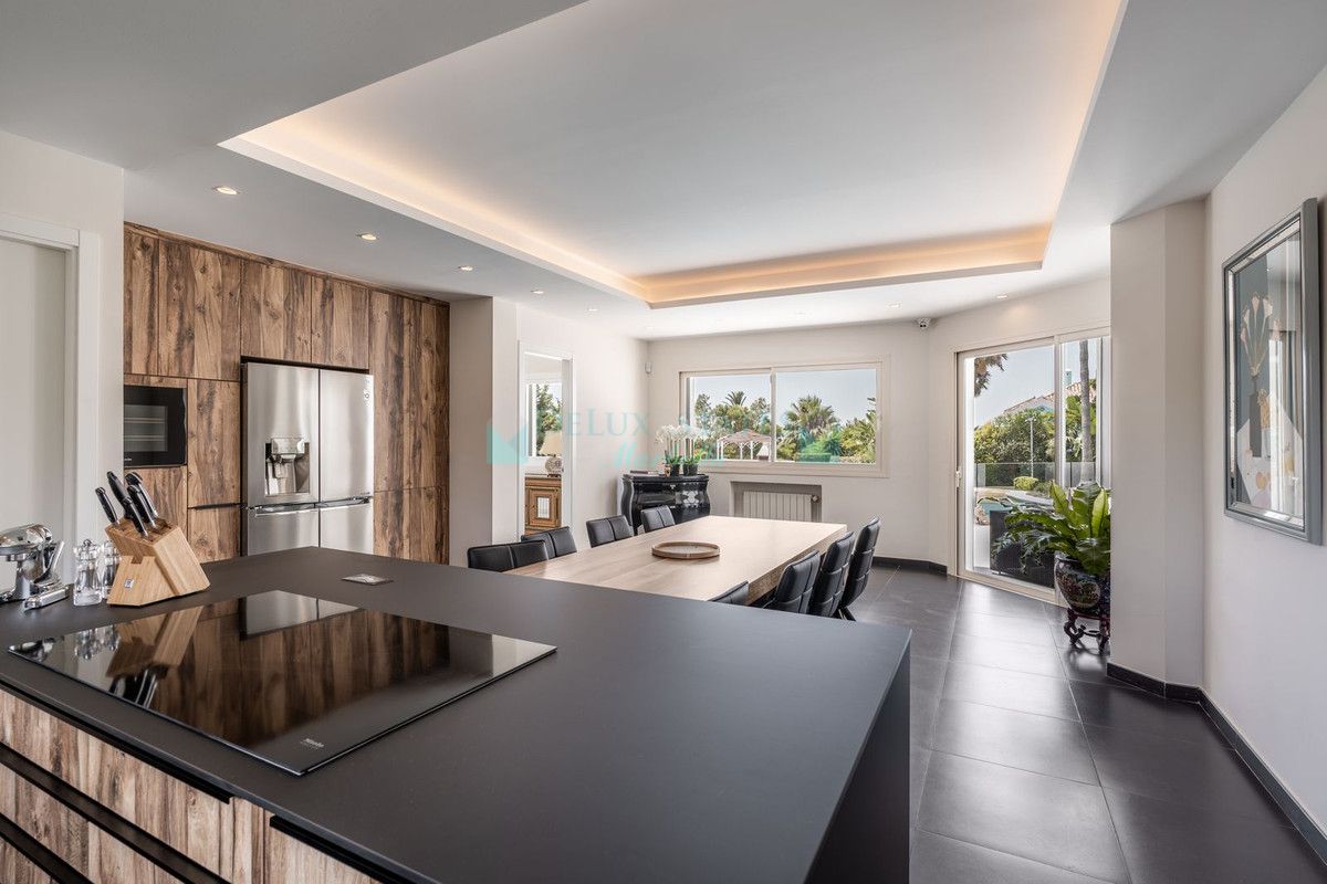 Villa for sale in El Paraiso, Estepona