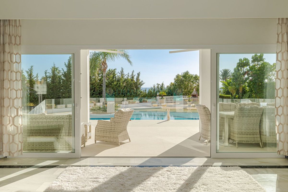 Villa for sale in El Paraiso, Estepona