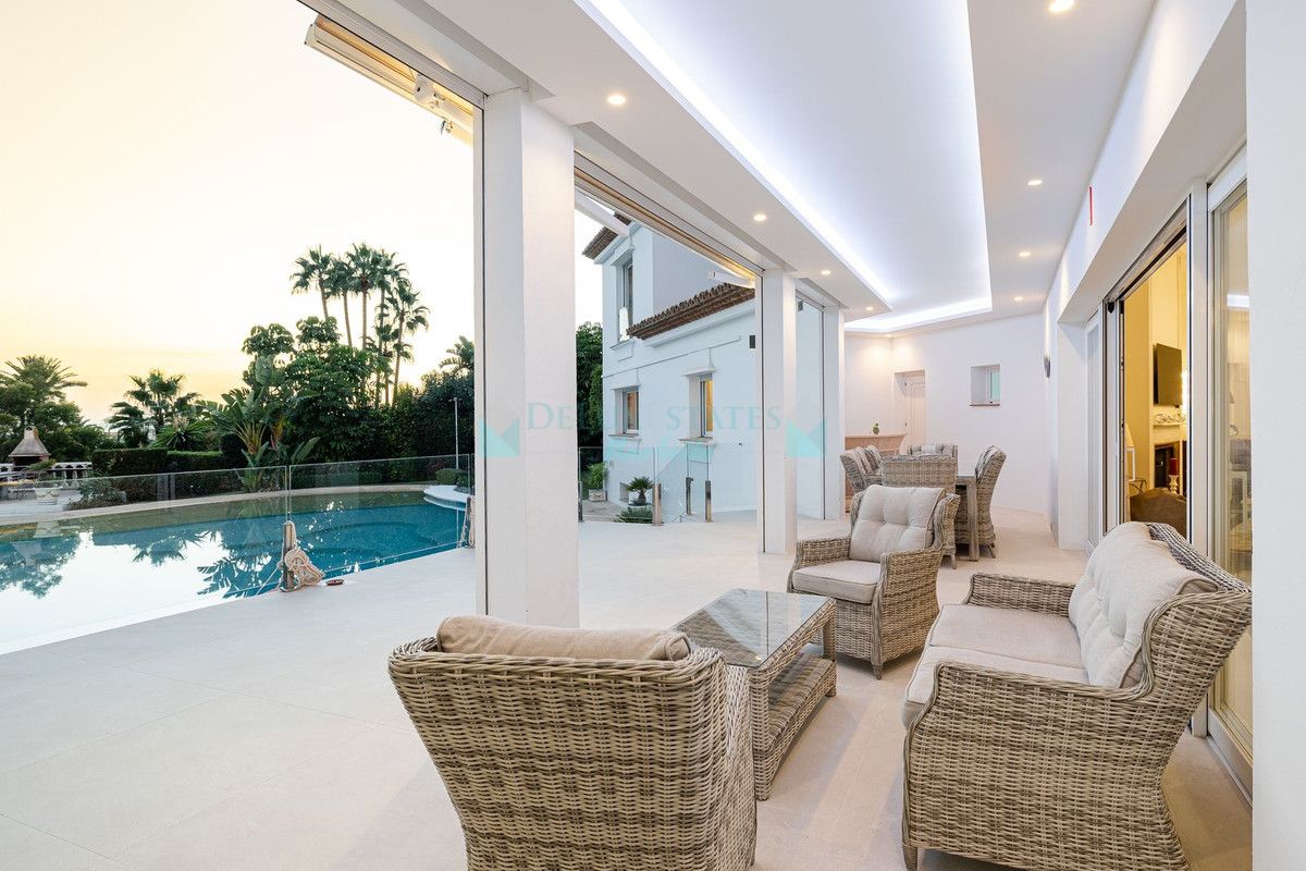 Villa for sale in El Paraiso, Estepona