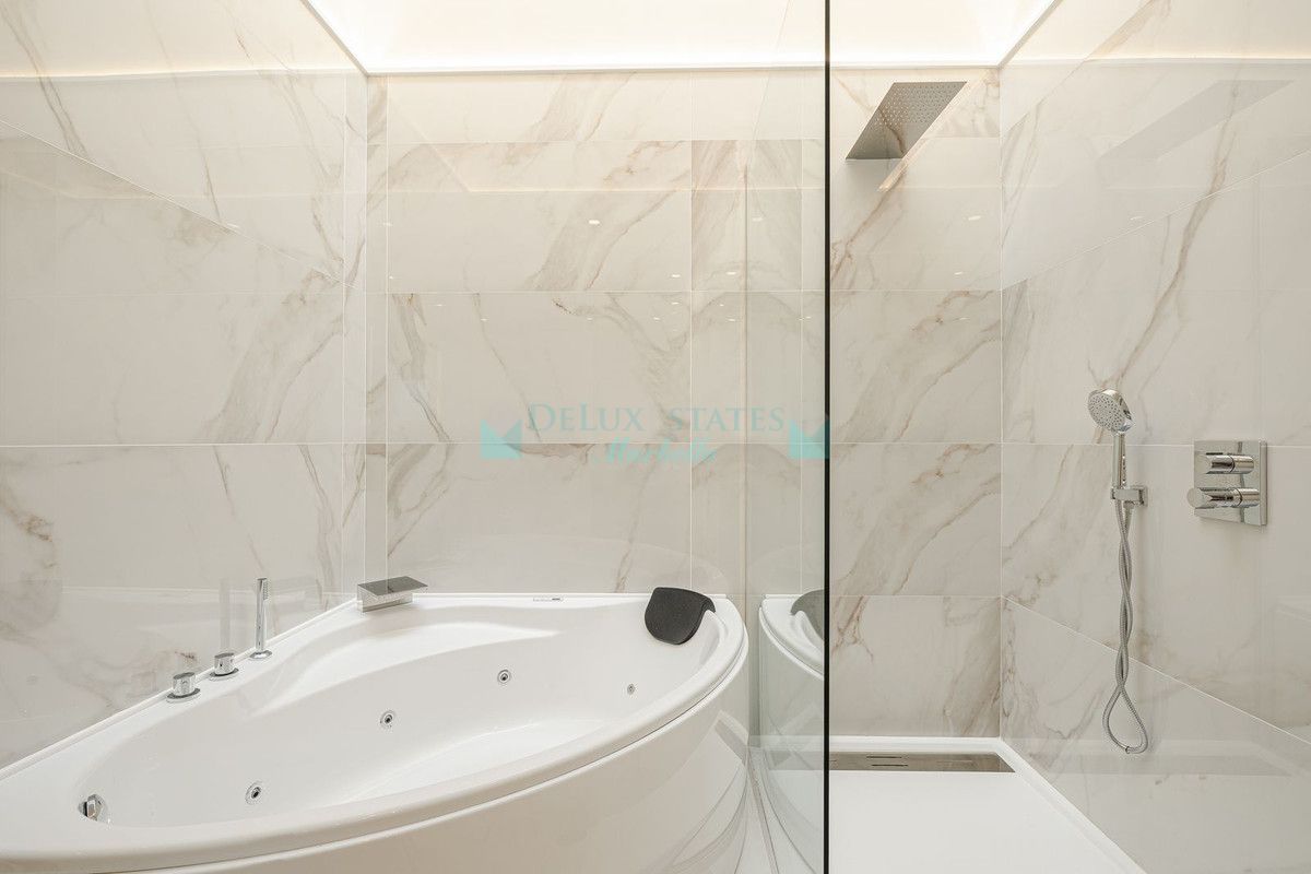 Villa for sale in El Paraiso, Estepona