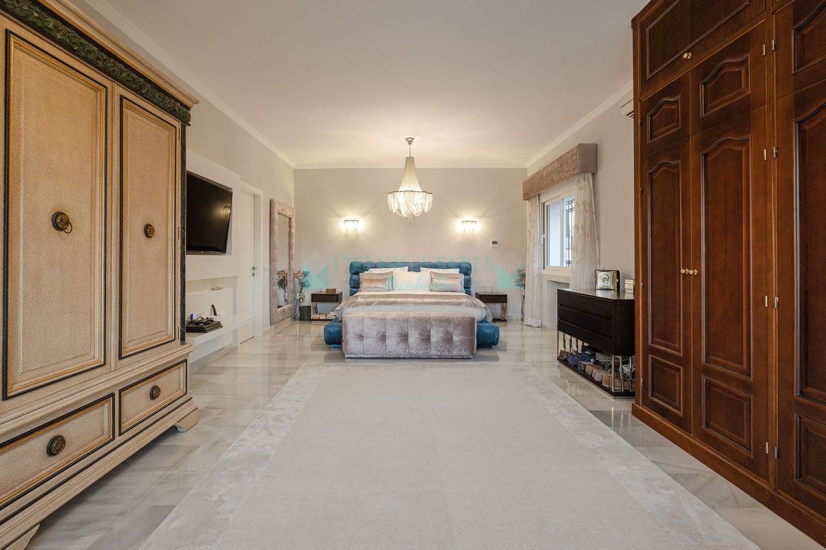 Villa for sale in El Paraiso, Estepona