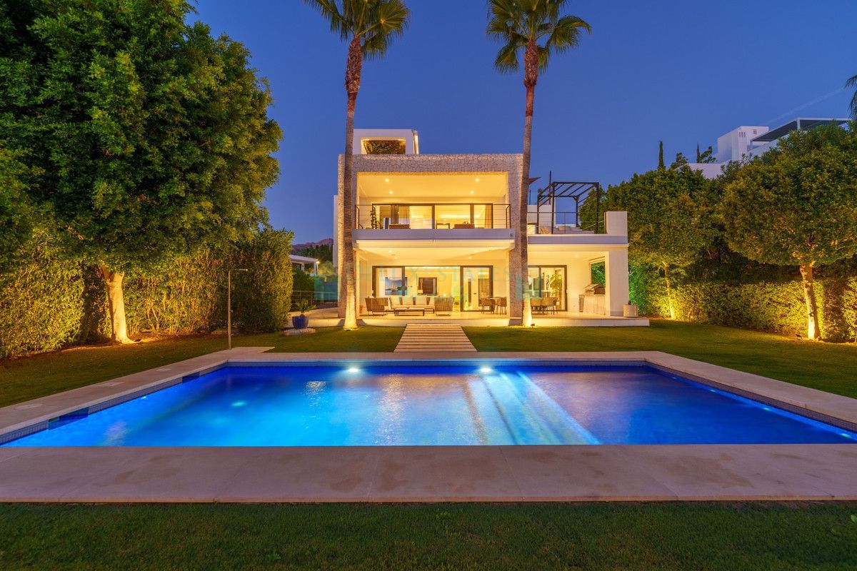 Villa for sale in Nueva Andalucia