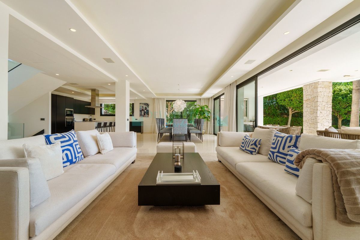 Villa for sale in Nueva Andalucia