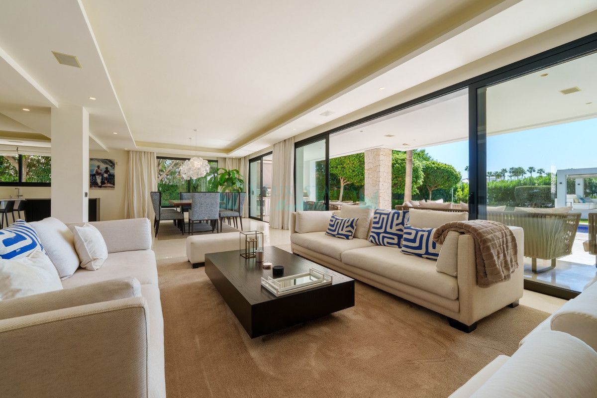 Villa for sale in Nueva Andalucia