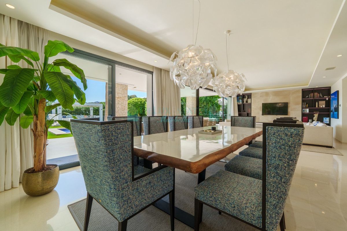 Villa for sale in Nueva Andalucia