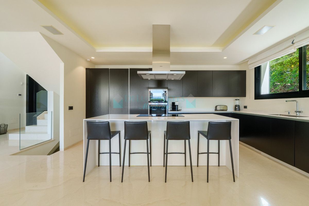 Villa for sale in Nueva Andalucia