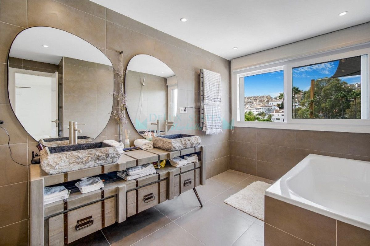 Villa for sale in Nueva Andalucia