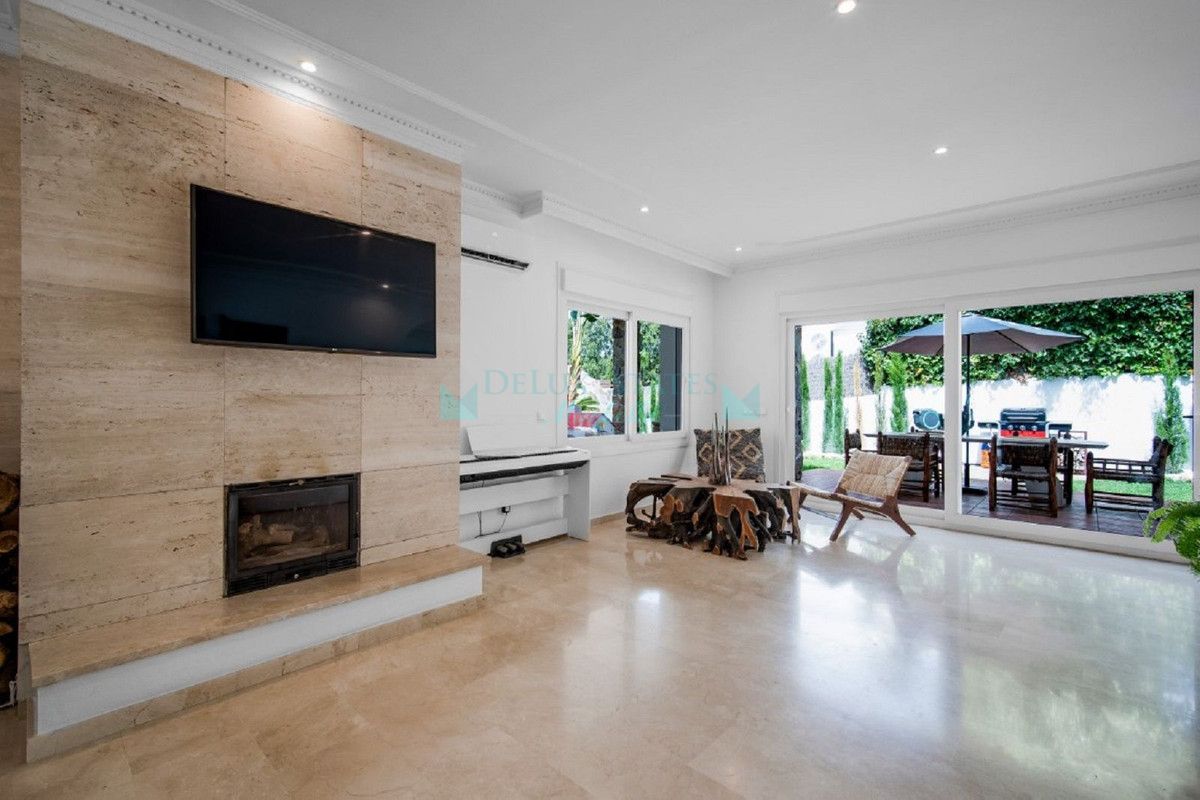 Villa for sale in Nueva Andalucia