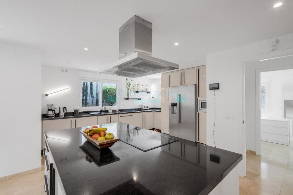 Villa for sale in Nueva Andalucia