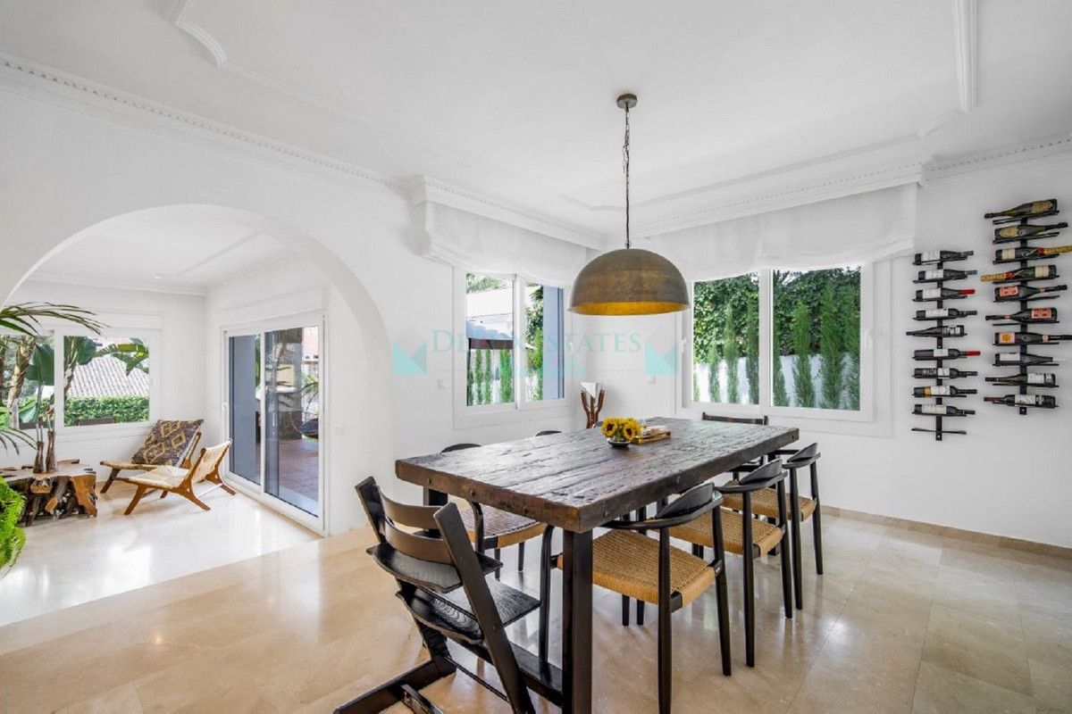 Villa for sale in Nueva Andalucia