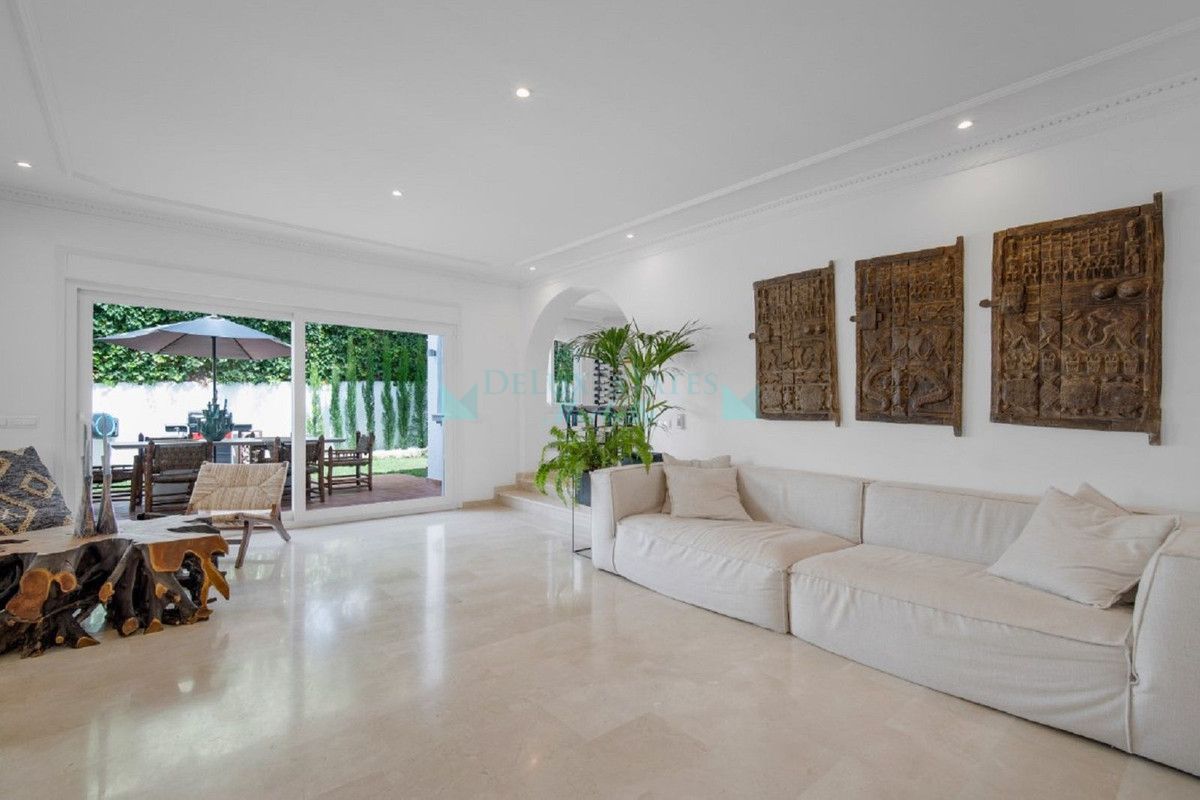 Villa for sale in Nueva Andalucia
