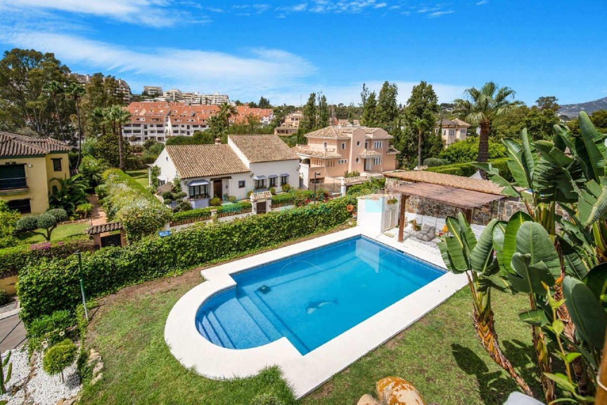 Villa for sale in Nueva Andalucia