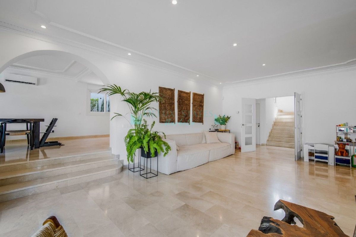 Villa for sale in Nueva Andalucia