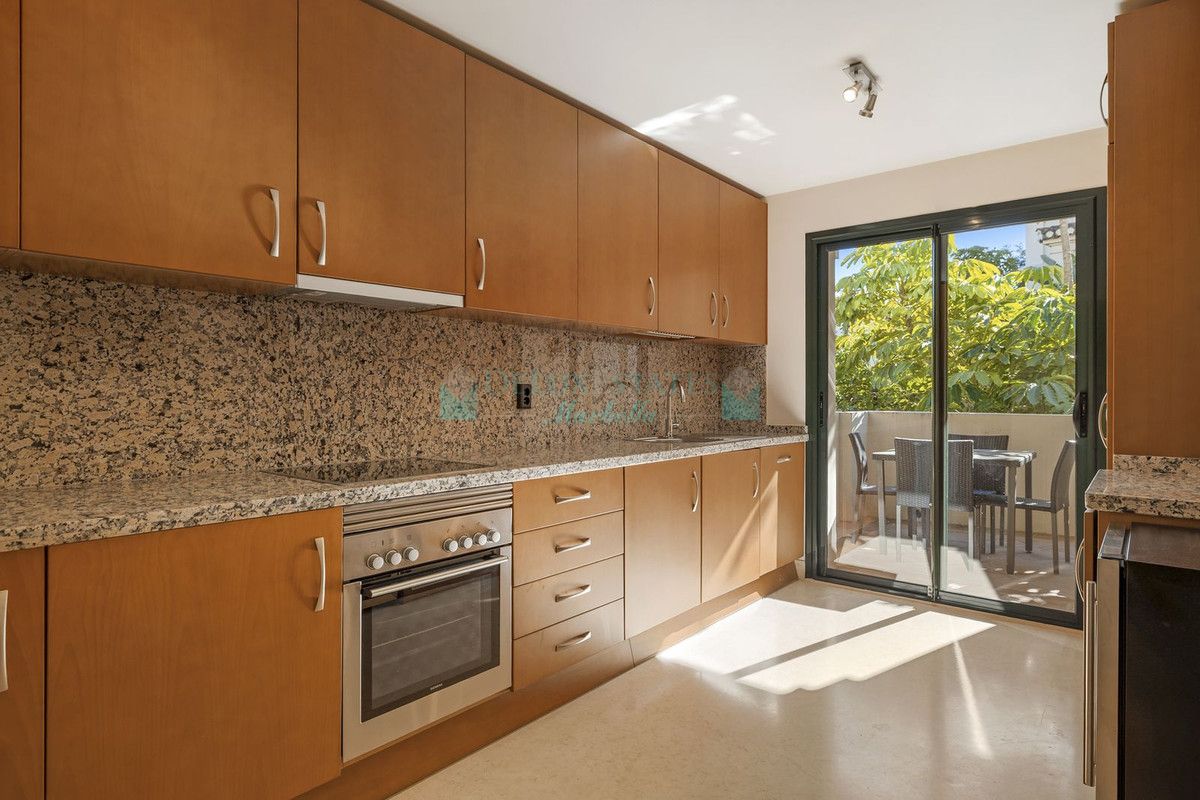 Ground Floor Apartment for sale in Benahavis