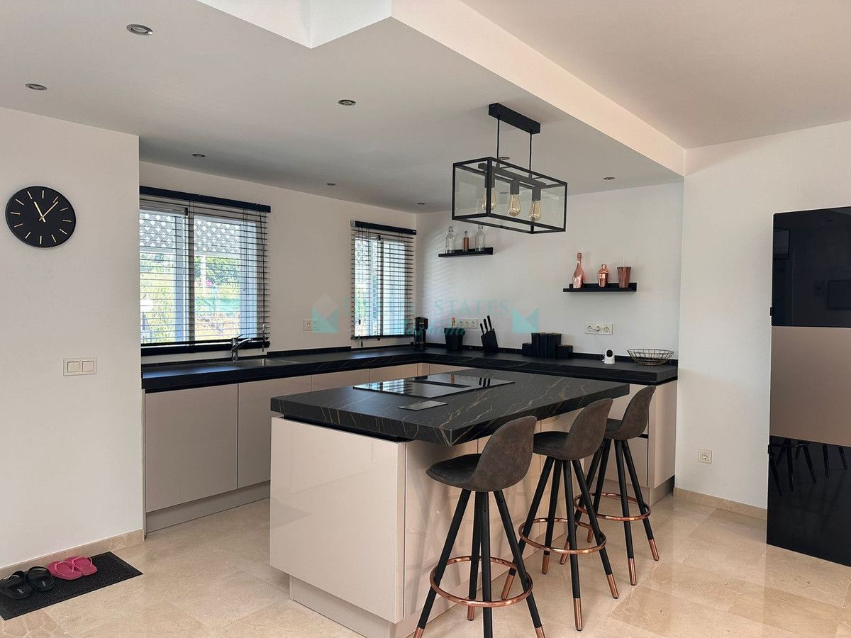 Penthouse for sale in New Golden Mile, Estepona