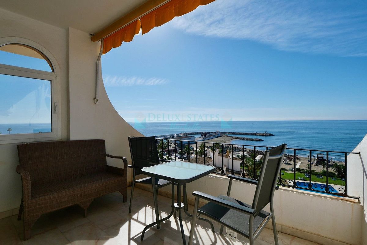 Penthouse for sale in Cabopino, Marbella East