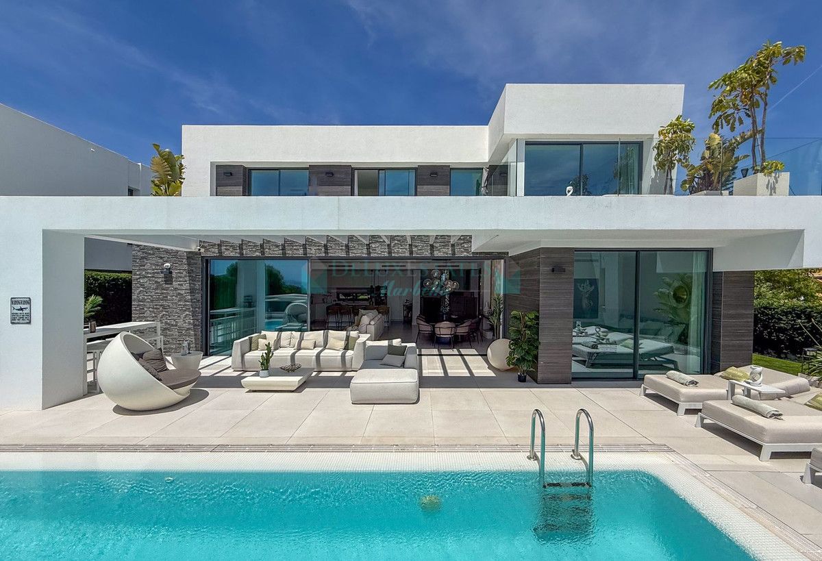 Villa for sale in Cabopino, Marbella East