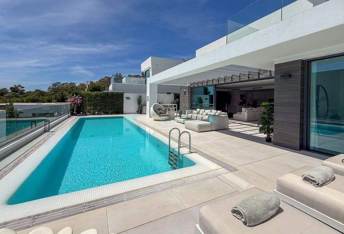Villa for sale in Cabopino, Marbella East