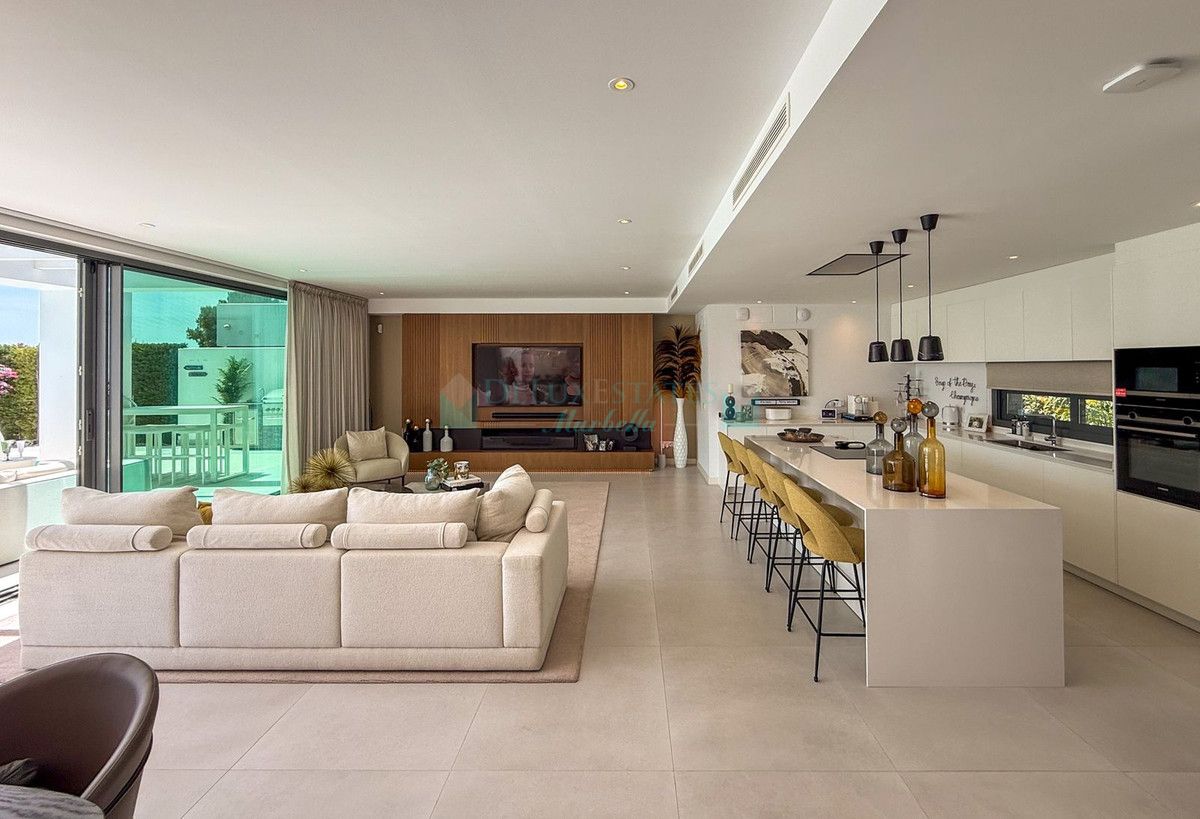Villa for sale in Cabopino, Marbella East
