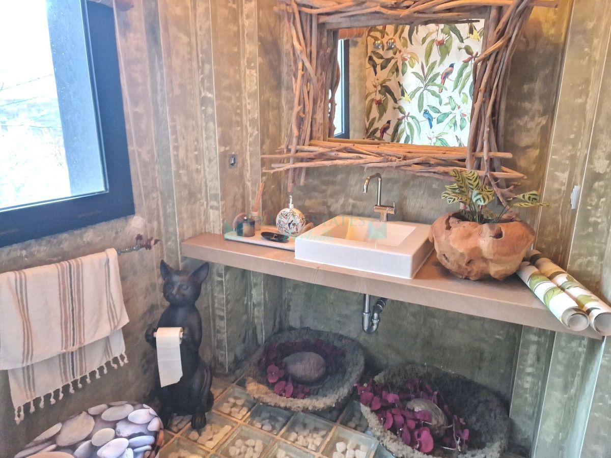 Villa for sale in Estepona