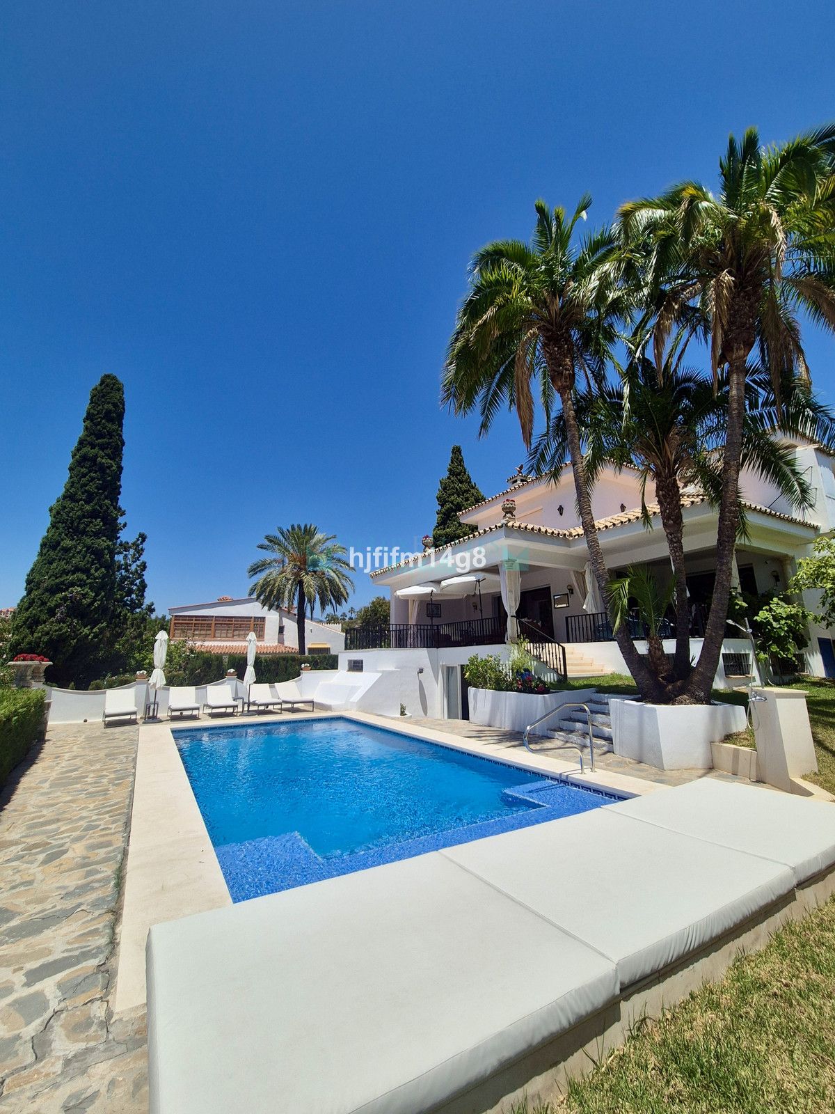 Villa for sale in La Campana, Nueva Andalucia