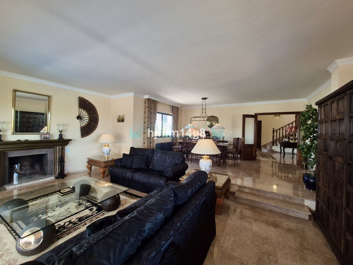 Villa for sale in La Campana, Nueva Andalucia