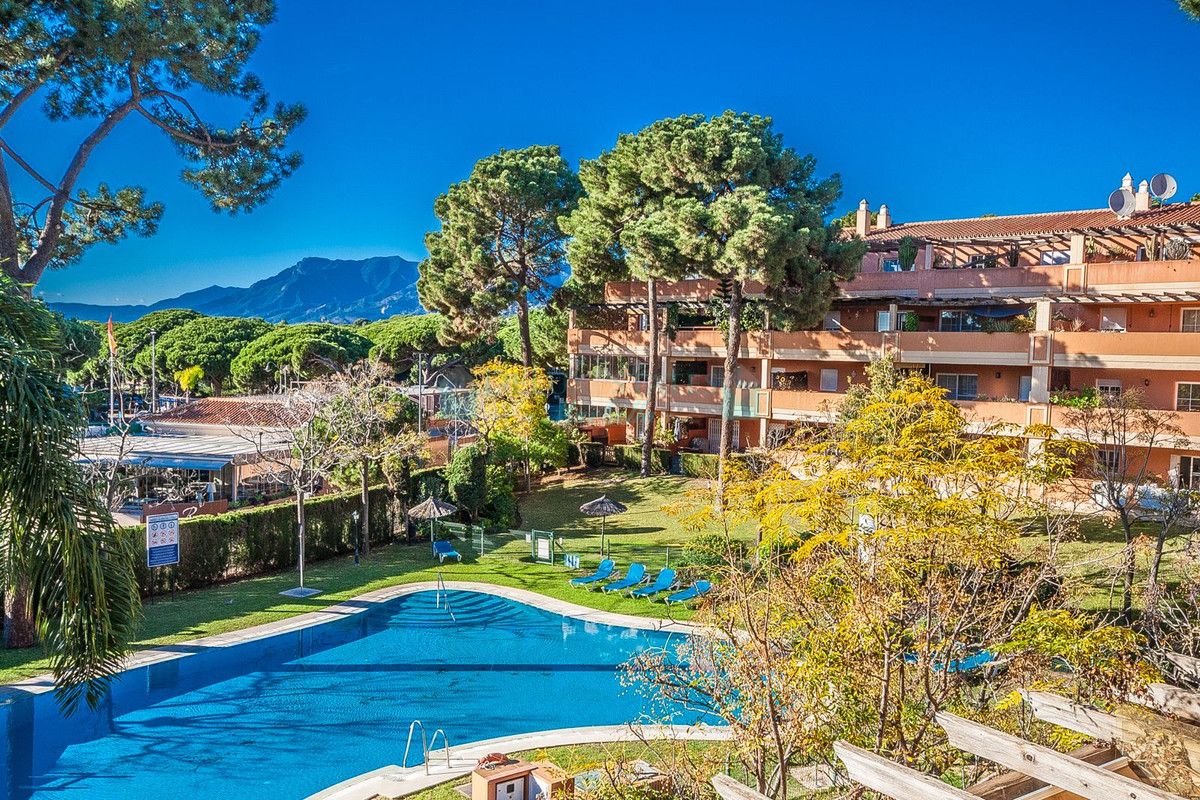 Apartment for sale in Elviria, Marbella East