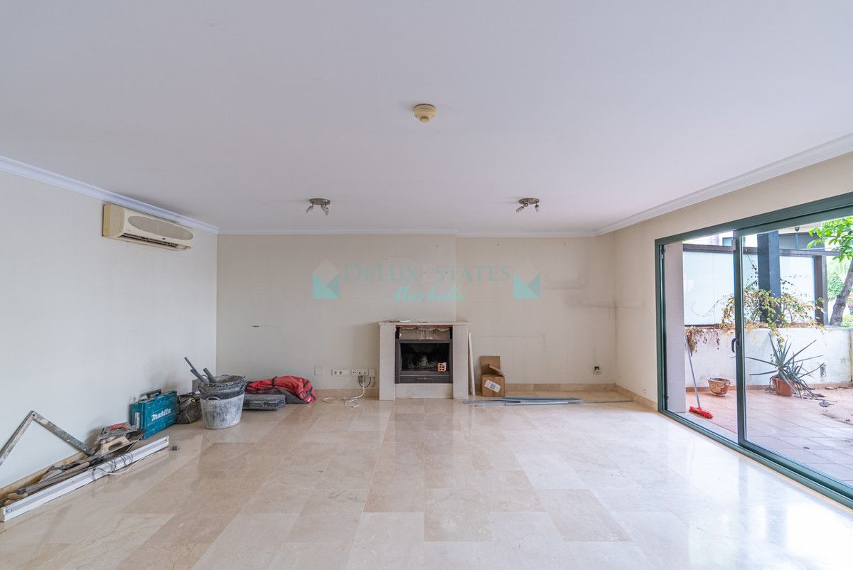 Town House for sale in Estepona
