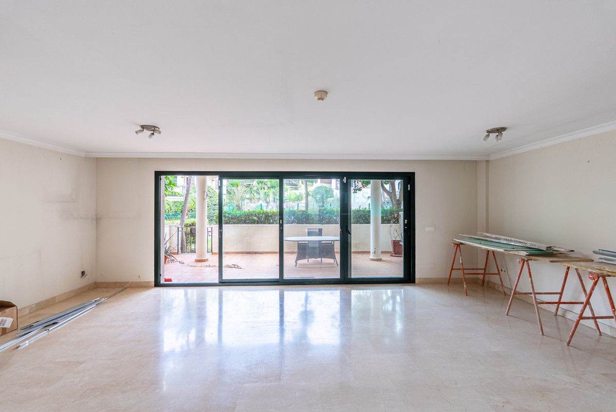 Town House for sale in Estepona