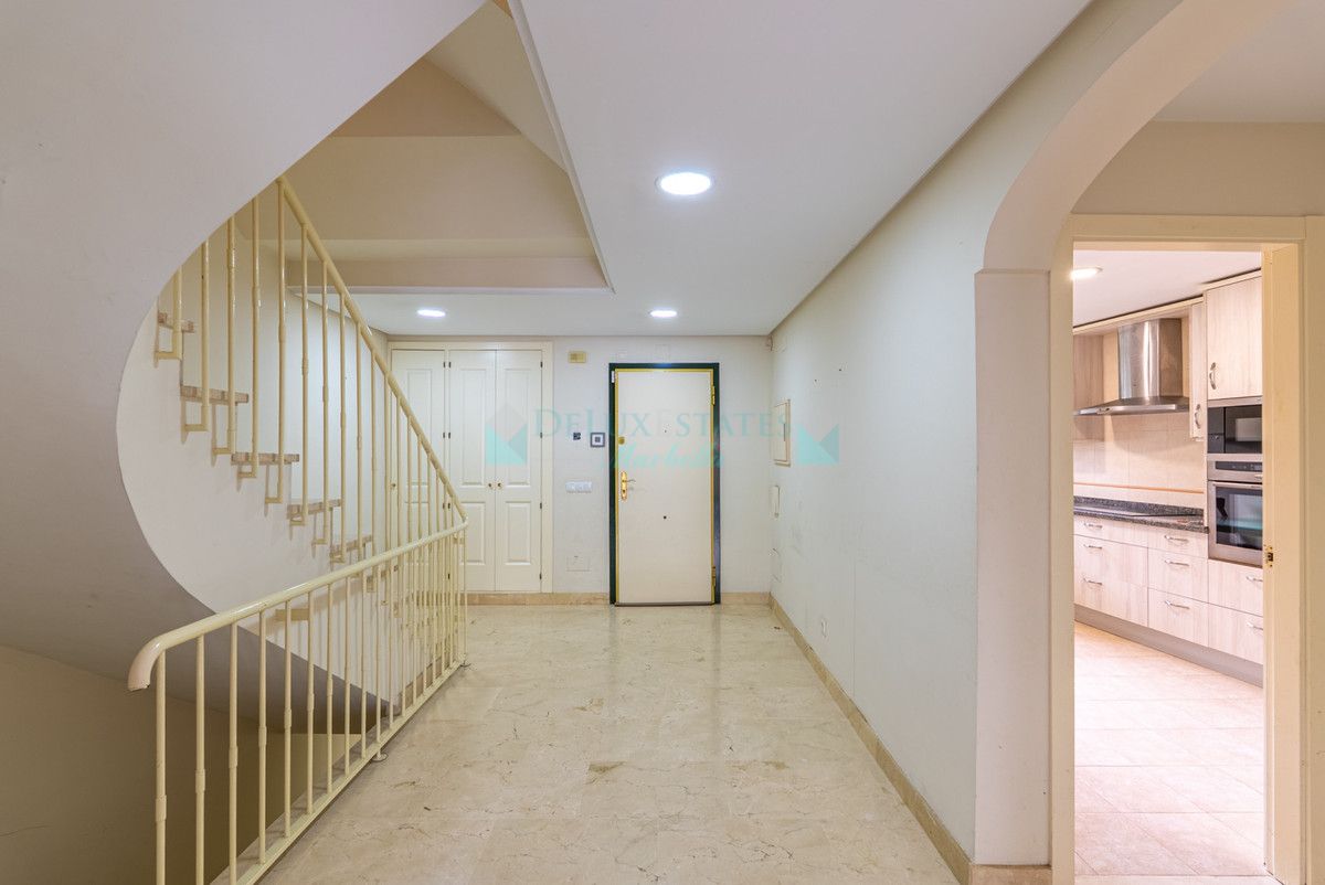 Town House for sale in Estepona