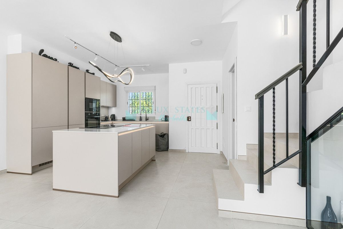 Villa for sale in Bel Air, Estepona
