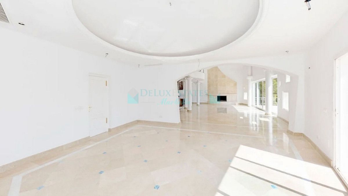 Villa for sale in El Almendro, Benahavis