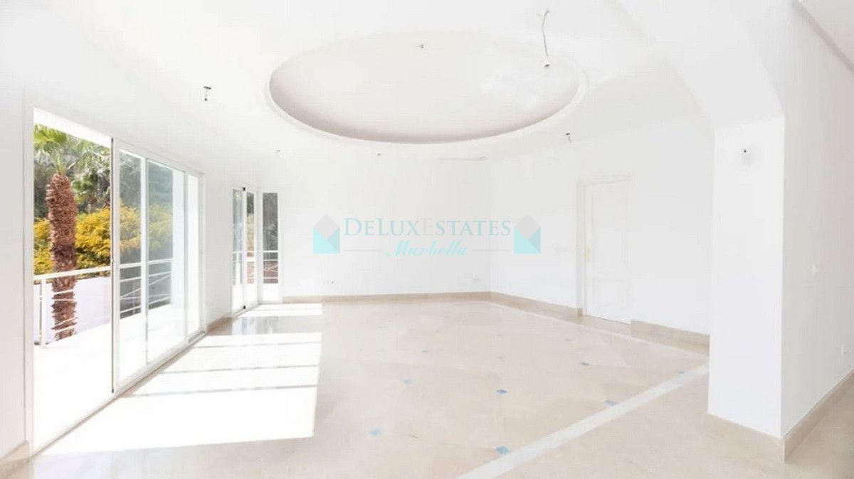 Villa for sale in El Almendro, Benahavis