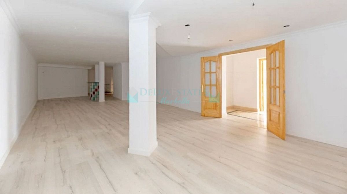 Villa for sale in El Almendro, Benahavis