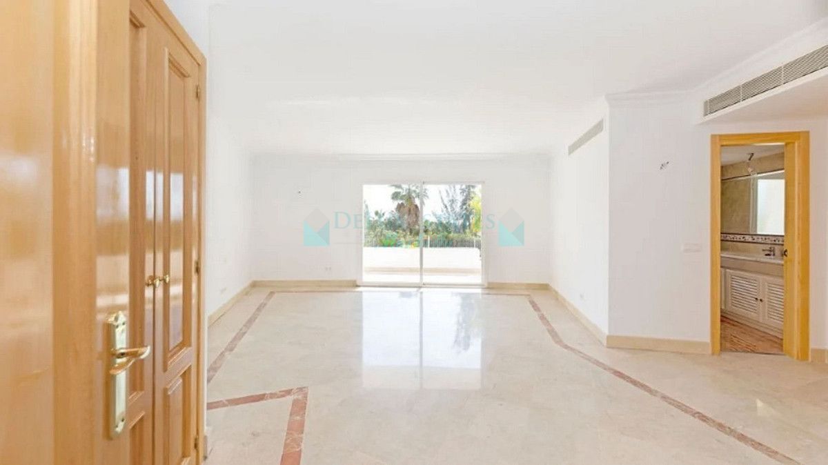 Villa for sale in El Almendro, Benahavis