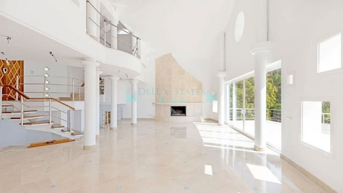 Villa for sale in El Almendro, Benahavis