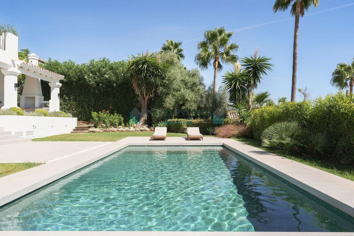 Villa for sale in Nueva Andalucia