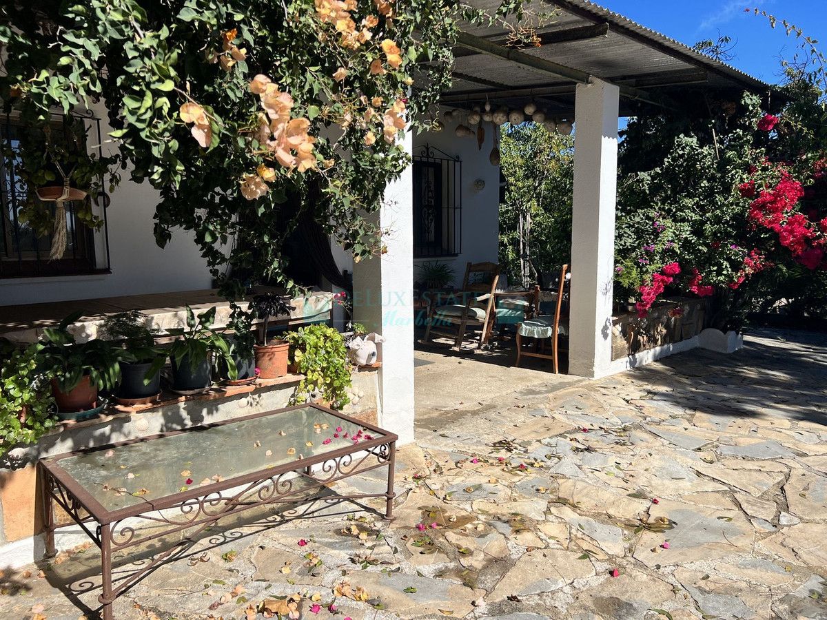 Finca for sale in New Golden Mile, Estepona