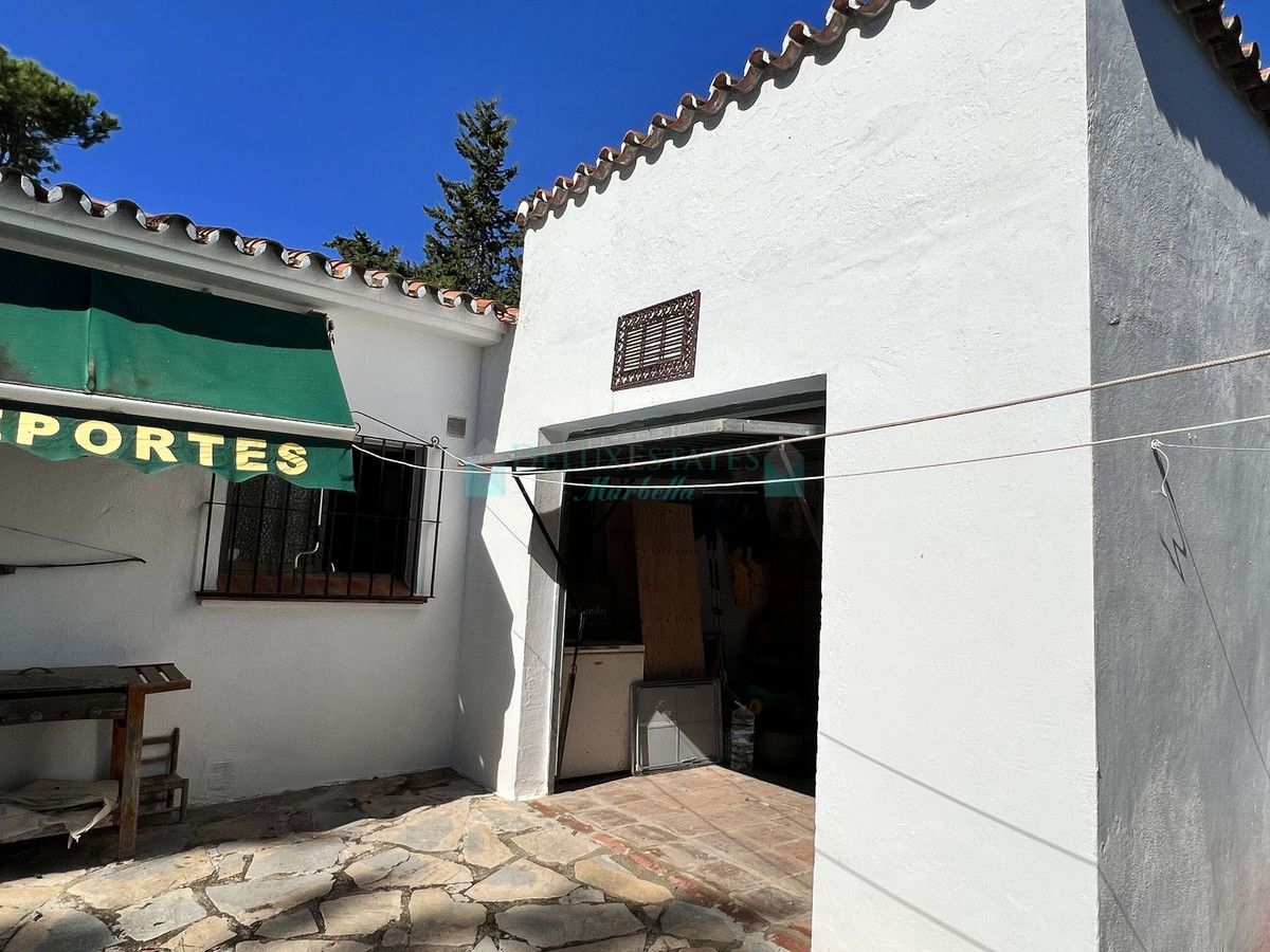 Finca for sale in New Golden Mile, Estepona