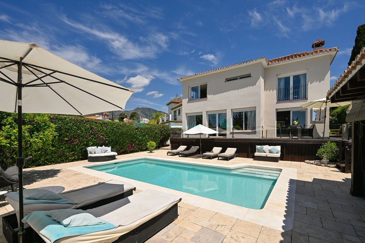 Villa for sale in Rio Real, Marbella East
