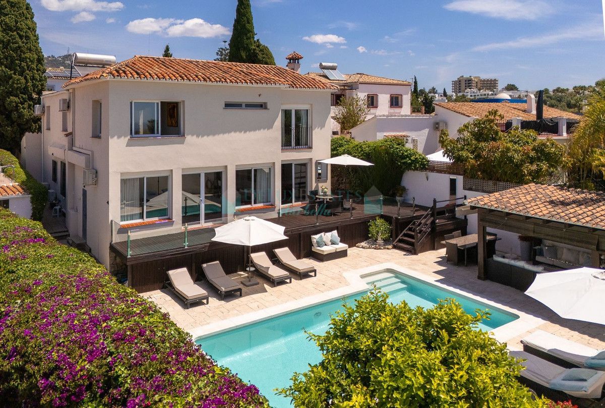 Villa for sale in Rio Real, Marbella East