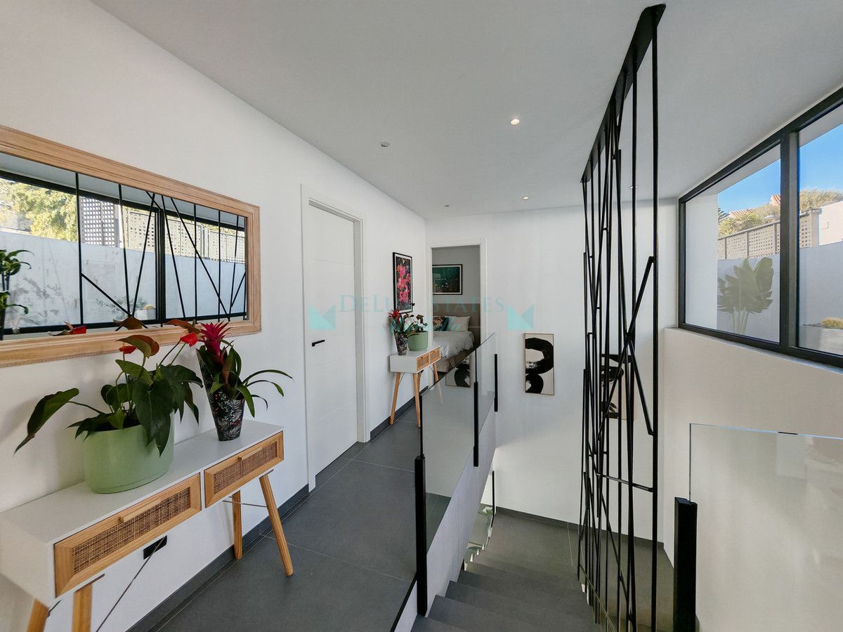 Villa for sale in Valle Romano, Estepona