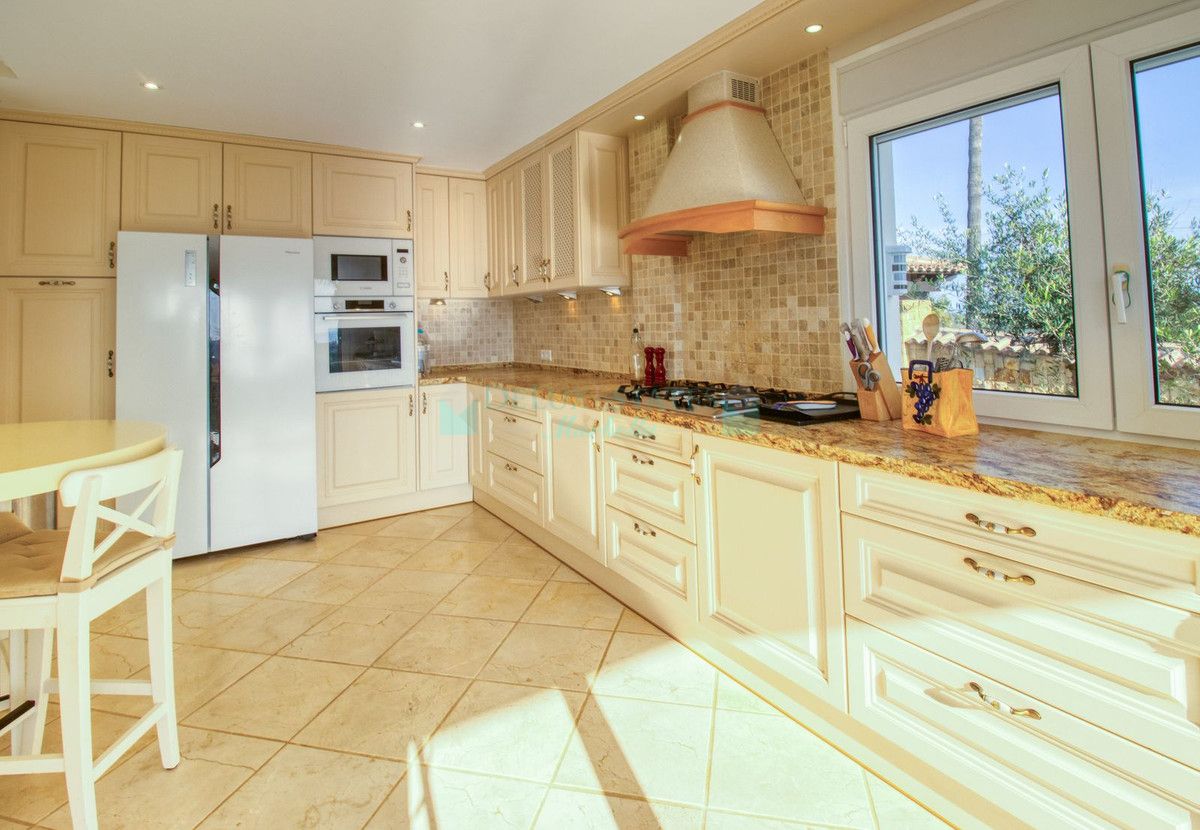 Villa for sale in Estepona