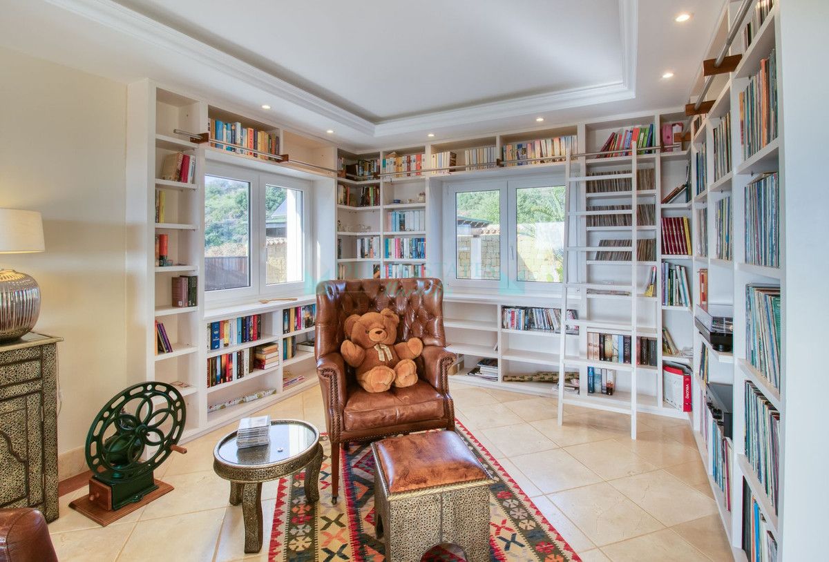 Villa for sale in Estepona